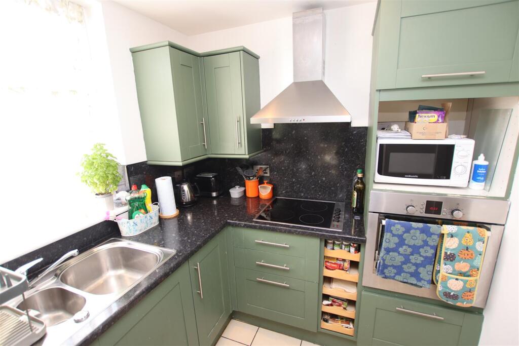 Apartment in Dartford, Temple Hill - More