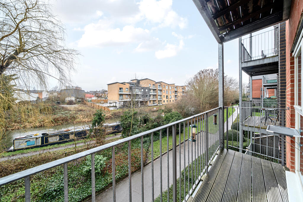 Apartment in Millward Drive MK2, Bletchley and Fenny Stratford - View 2