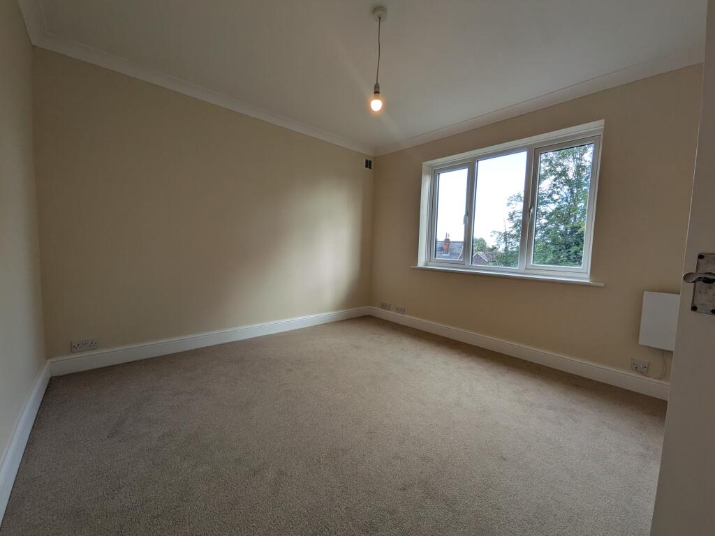 Apartment in Redhill, Earlswood - View 3