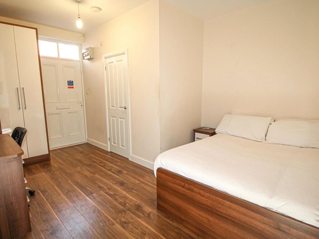 Apartment in Leeds, West Yorkshire - View 2