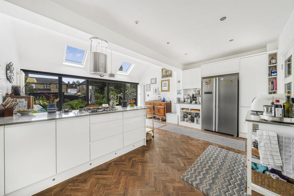 Balgonie Road, North Chingford, E4 - View 4