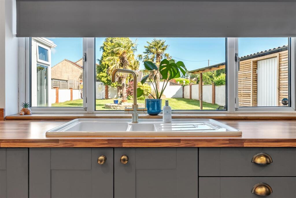 House in Rudgeway, Alveston - More