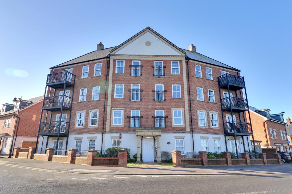 2-bed flat on Plant Farm Crescent, Waterlooville, £225,000