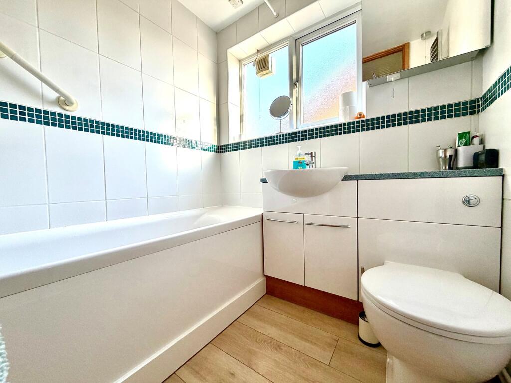 Apartment in Kingston upon Thames - View 4