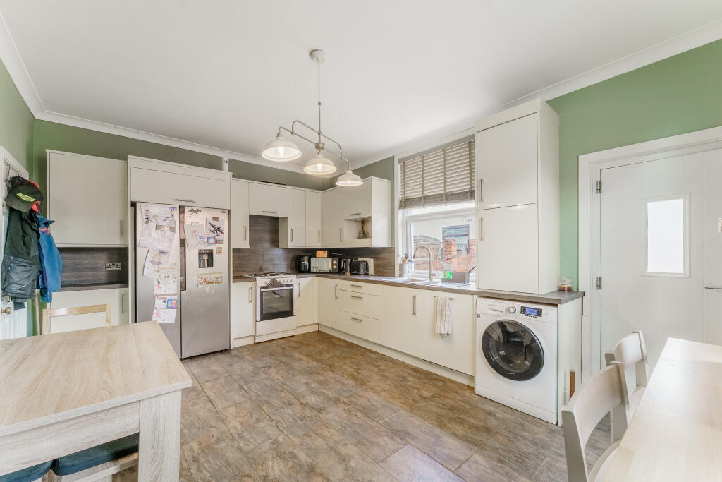 House in Wakefield, Glasshoughton - More