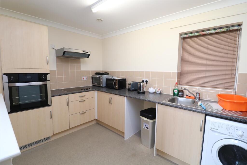 Apartment in Bath, Trowbridge - View 4