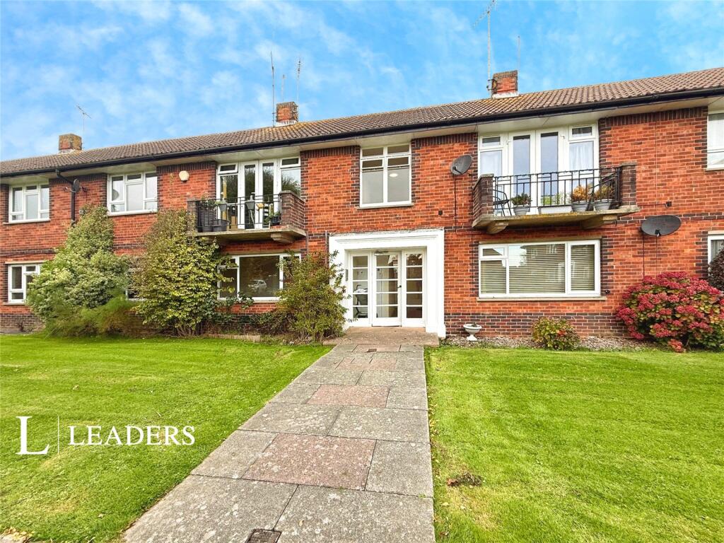 2-bed apartment on Meadow Way, Littlehampton, West Sussex, £210,000