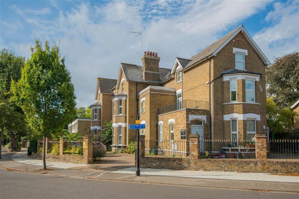Main image of property: Kew Gardens Road, Kew