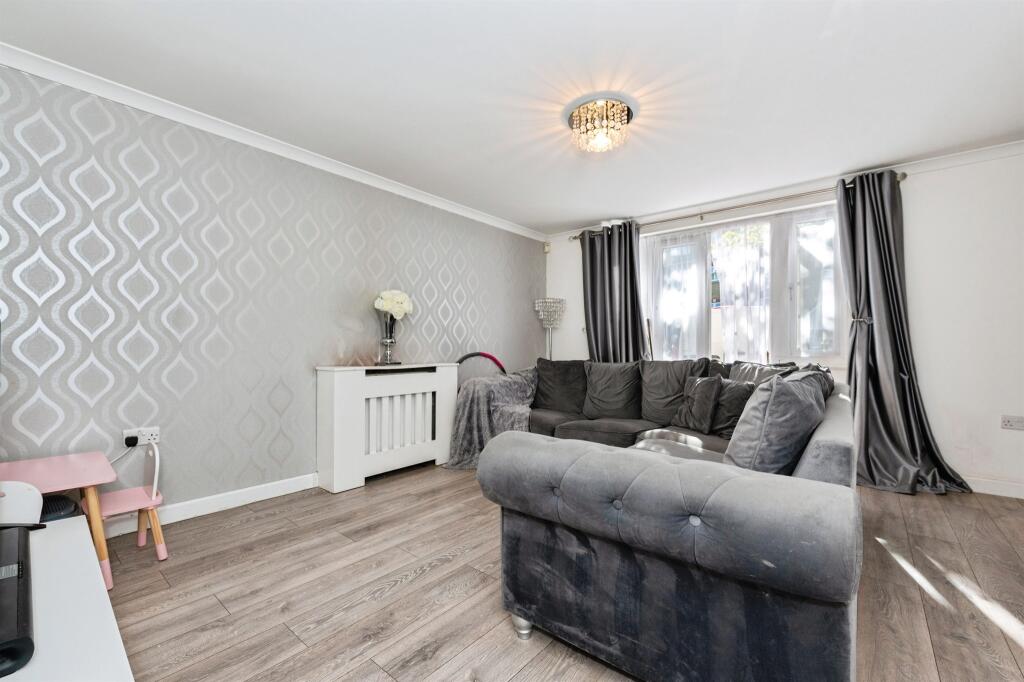 Apartment in Thurrock, Essex - View 2