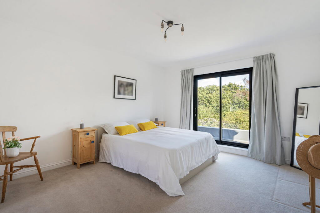 House in Mole Valley, Fetcham - More
