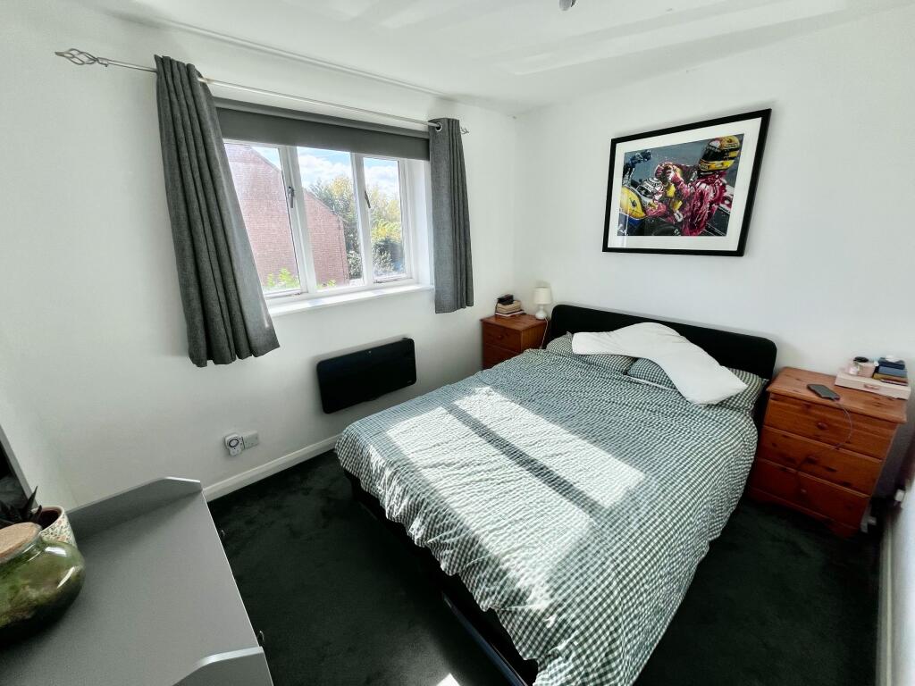 Apartment in Milton Keynes, Furzton - View 5