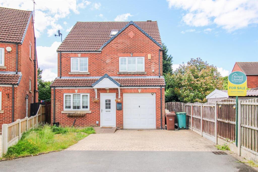 5-bed detached on Hill Court, Castleford, £320,000