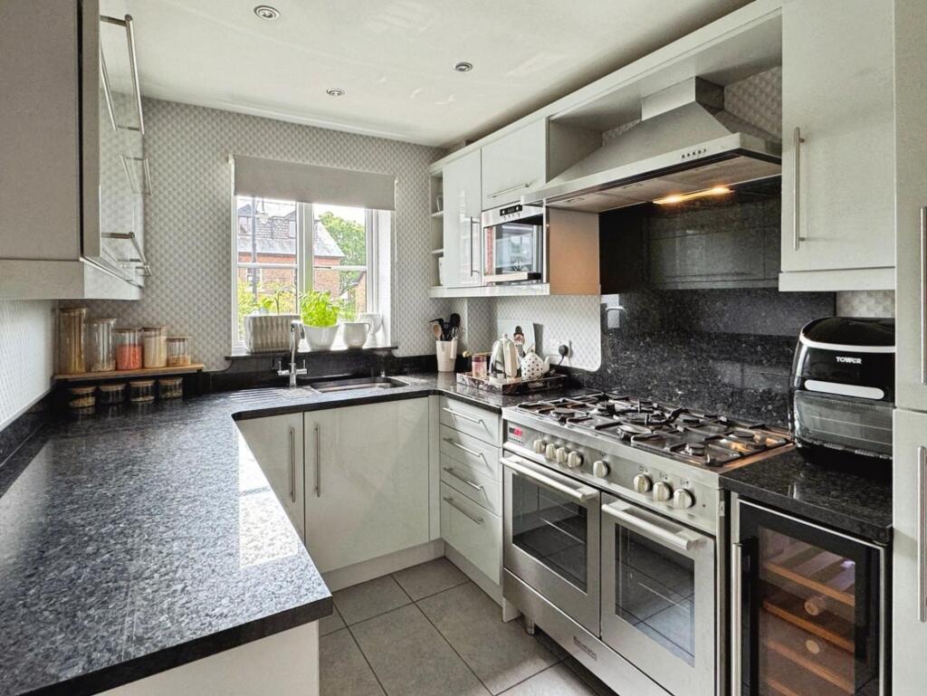 Tudor Court, Bramhall, SK7 photo 3