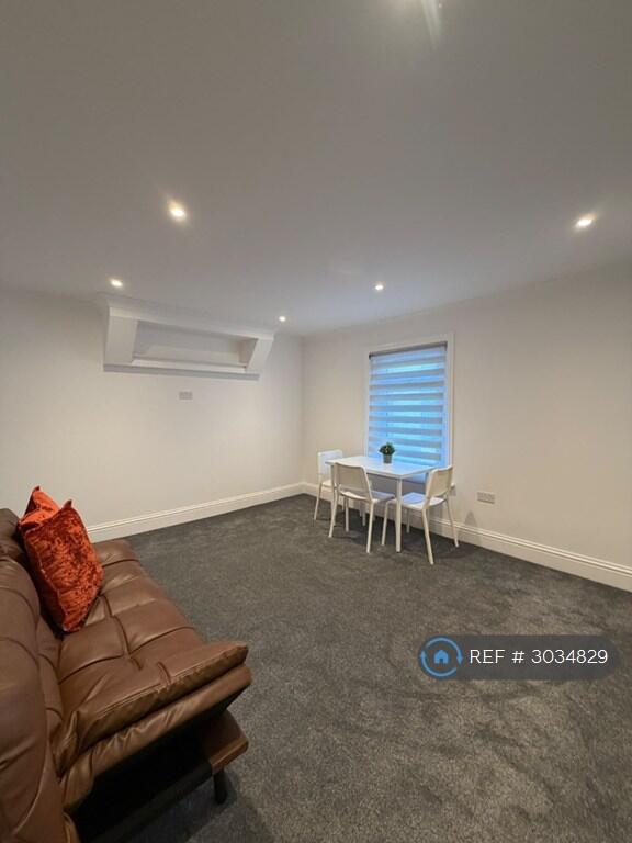 Apartment in Reading, The Triangle, Tilehurst - View 5