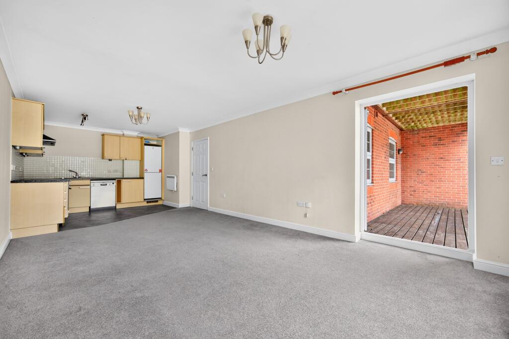Apartment in Surrey Heath, Surrey - View 5