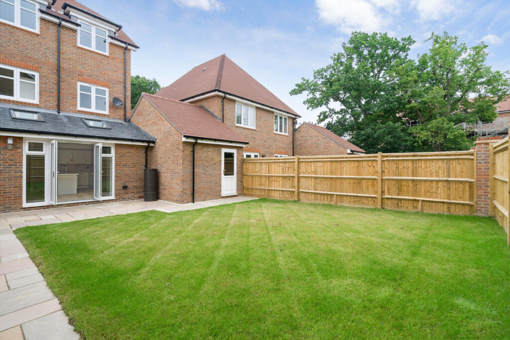 Lorimer Avenue, Surrey, GU6 photo 3