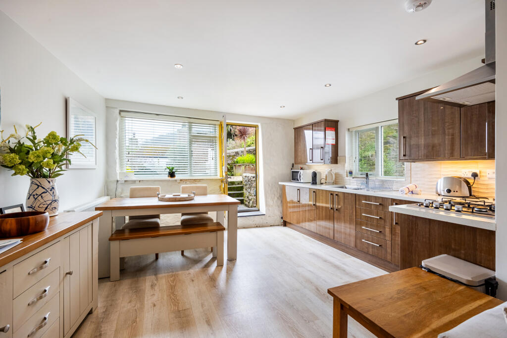 11A, Smith Street, Dartmouth photo 4