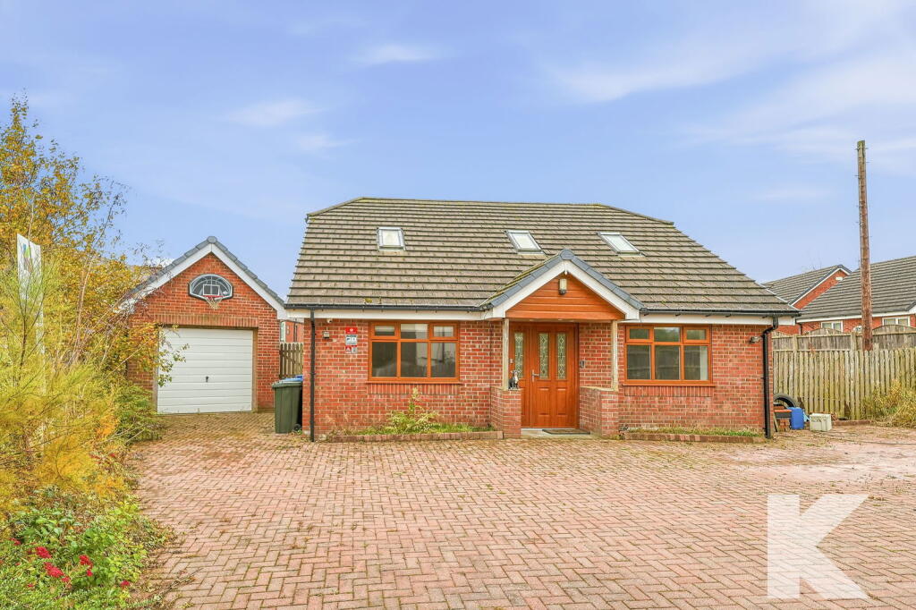 4 Yew Tree Close, Rochdale, OL11 2UR photo 2