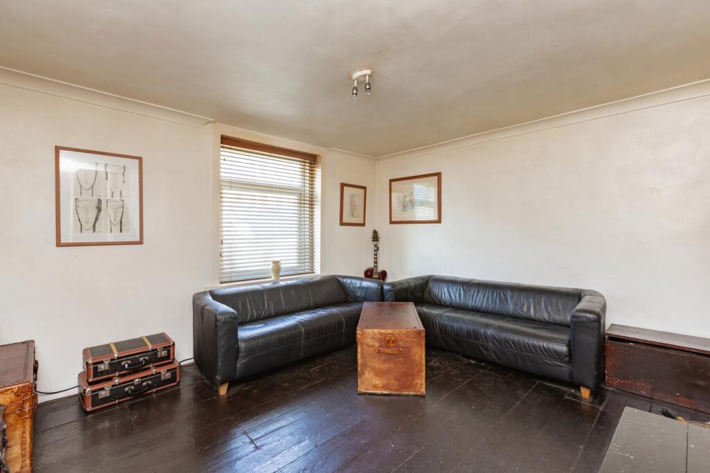 House in Dover, Tower Hamlets - More