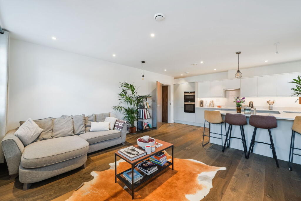 Gresham Gardens, Oxted, RH8 0GP photo 3
