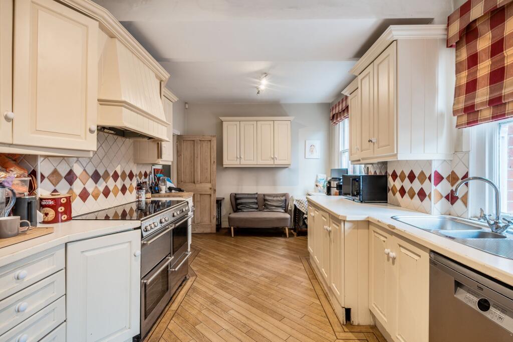 House in Kingston upon Thames - More