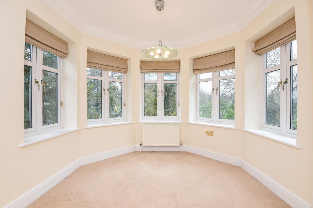 Apartment in Woking, Surrey - View 4
