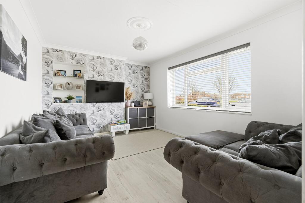 Acres Gardens, Tadworth, KT20 photo 3