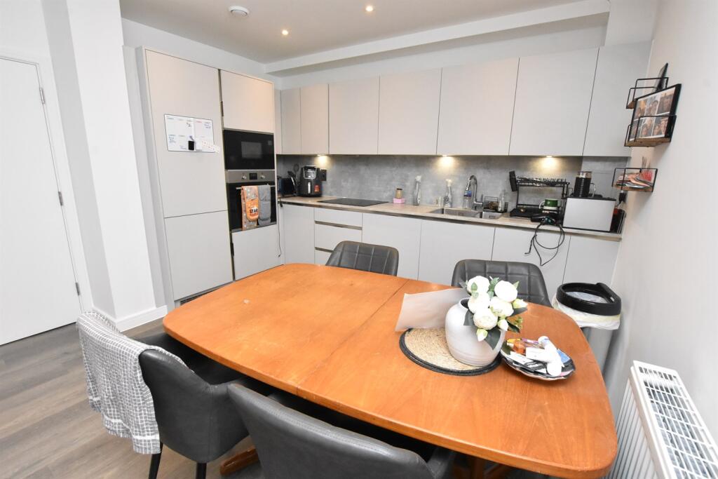 Apartment in Watford - View 5