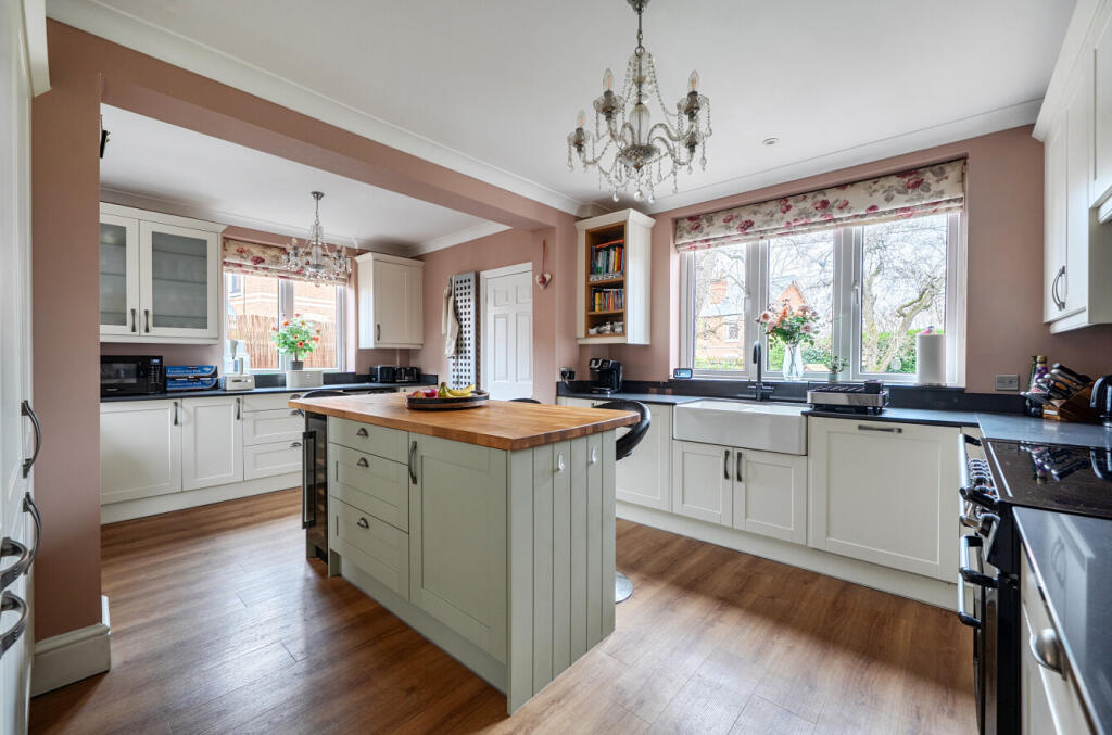 House in Three Mile Cross, Shinfield - View 2