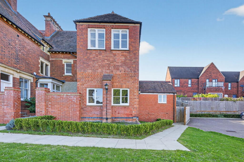 2-bed flat on Hall Lane, Kettering, £285,000