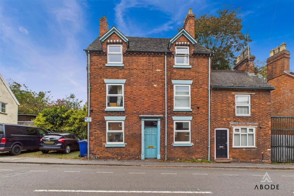 6-bed semi-detached on High Street, Uttoxeter, Staffordshire, £200,000
