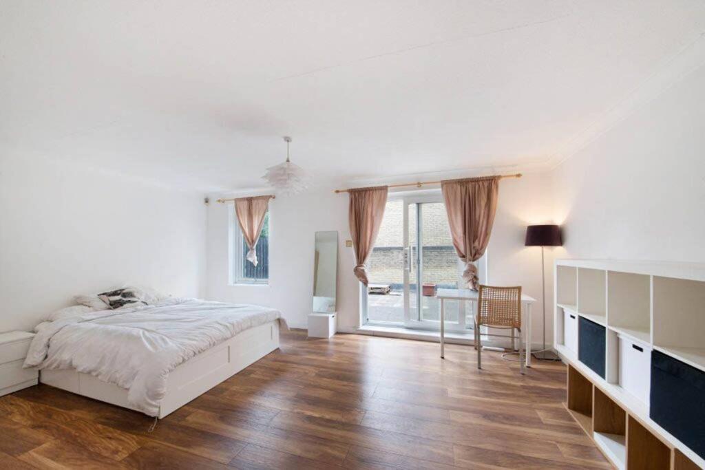 Main image of property: Conant Mews, London, E1