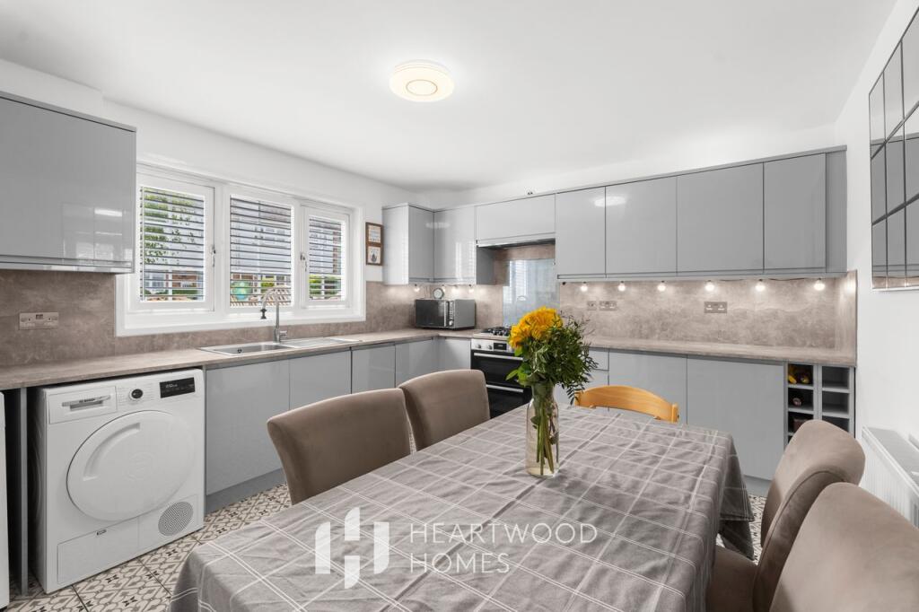 Holyrood Crescent, St. Albans, AL1 2LY