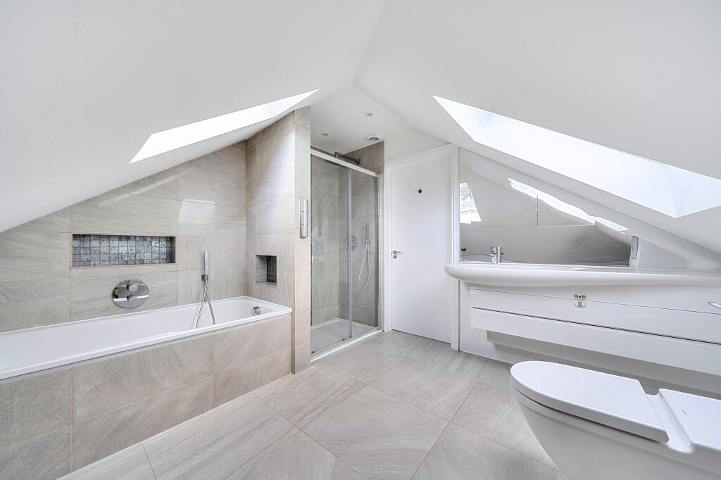 House in Sevenoaks, St John's - More