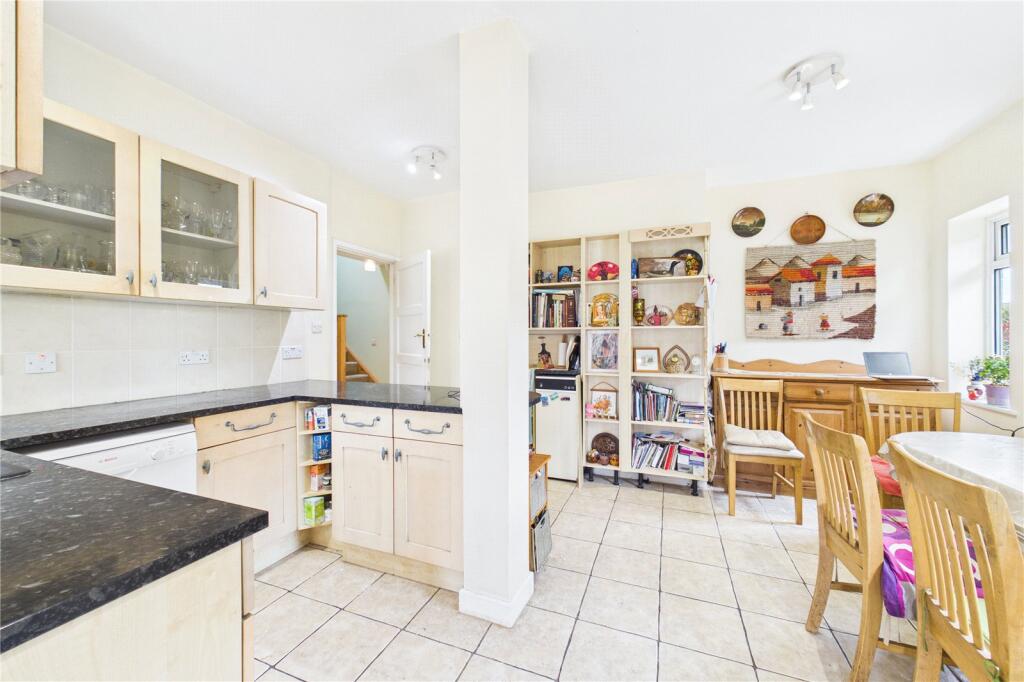 Burghfield, Reading, Berkshire, RG30 photo 4