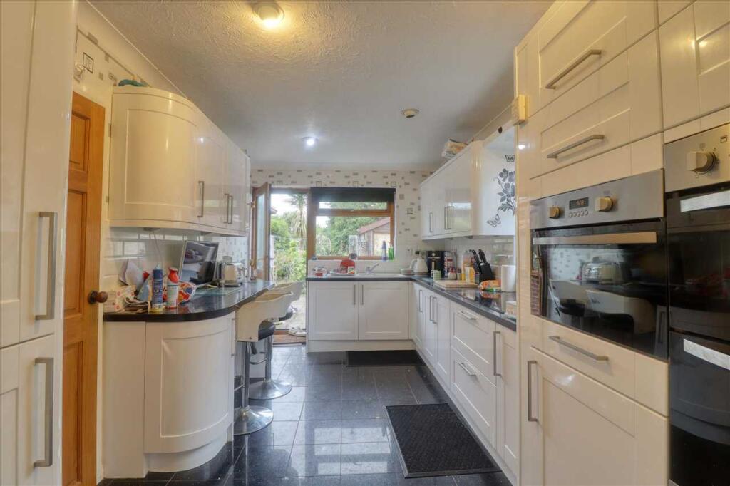 Jaywick Lane, Clacton on Sea photo 3