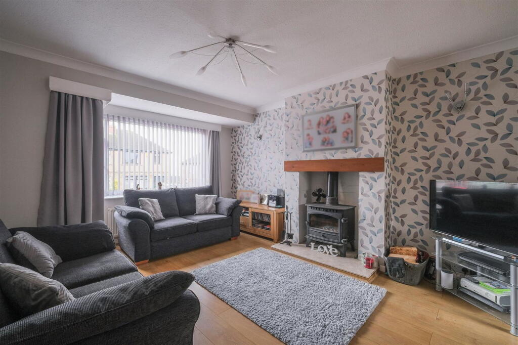 Birchington Drive, Huddersfield, HD3 photo 3