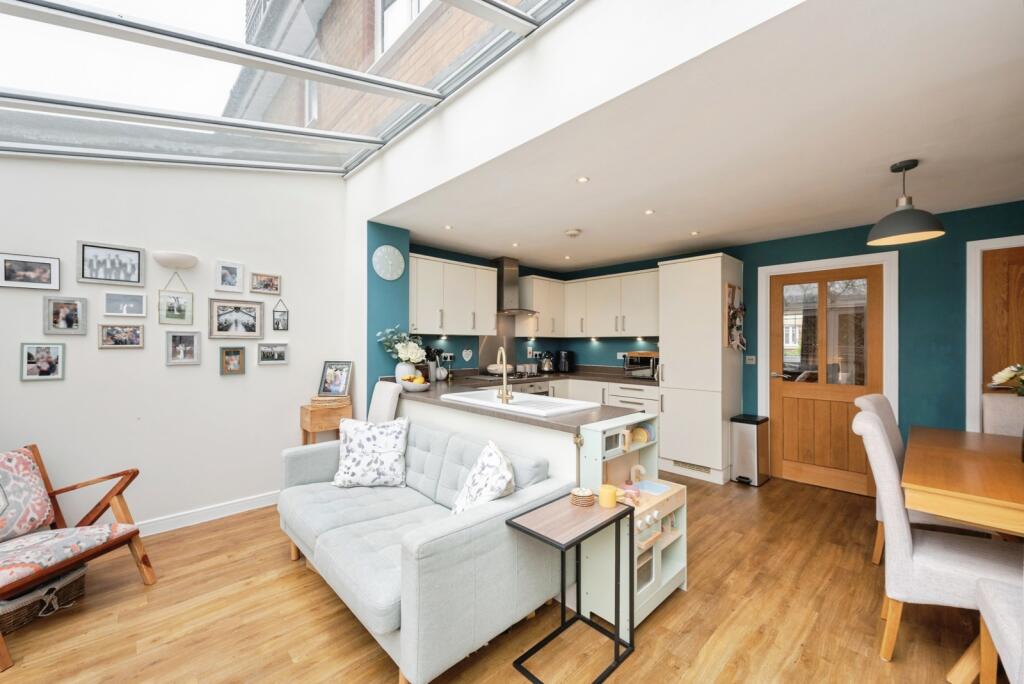 House in Sutton - View 5