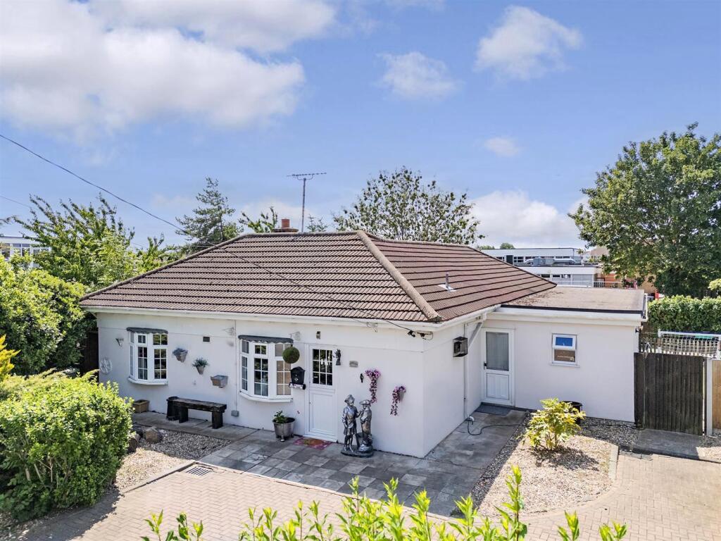 3-bed detached on Long Road, Canvey Island, £400,000