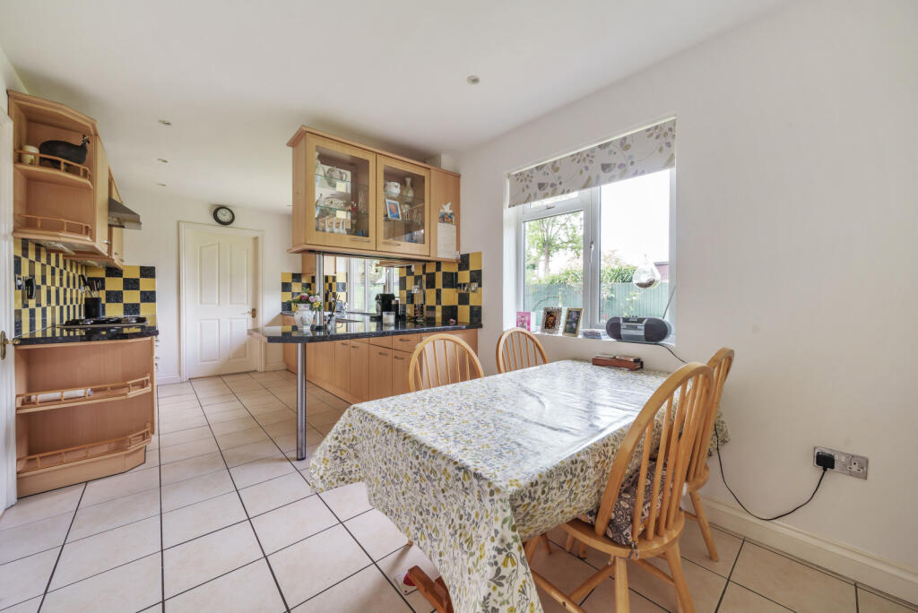 Groveside, Great Bookham, KT23 photo 4