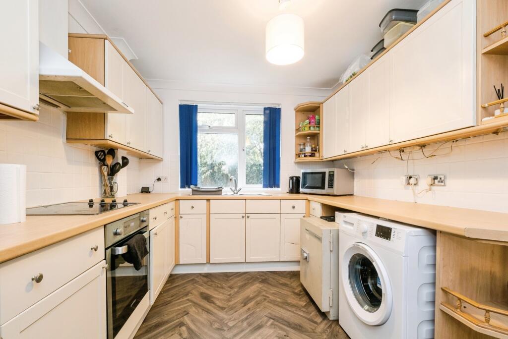 Apartment in Romford - View 3