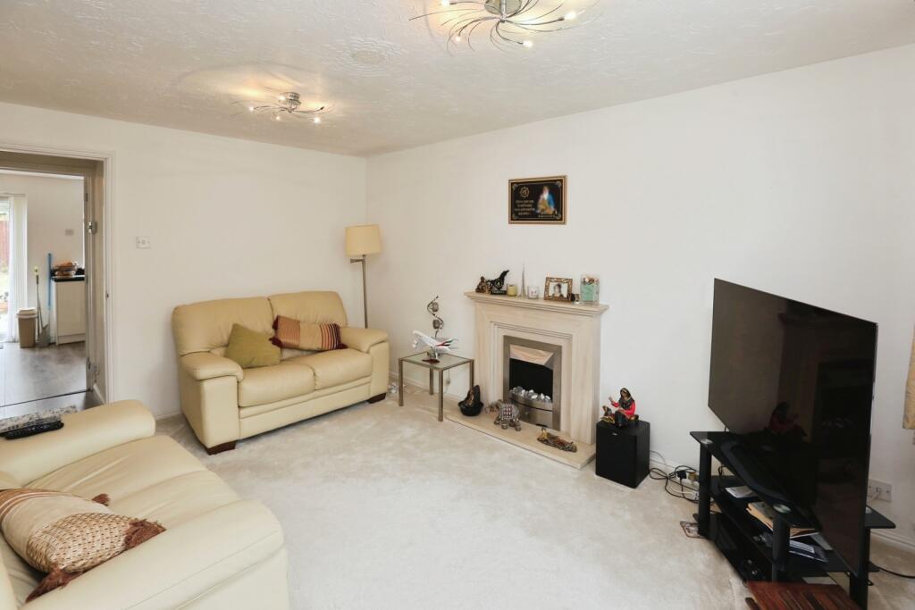 House in Eastleigh, Knightwood Park, Chandler's Ford - More