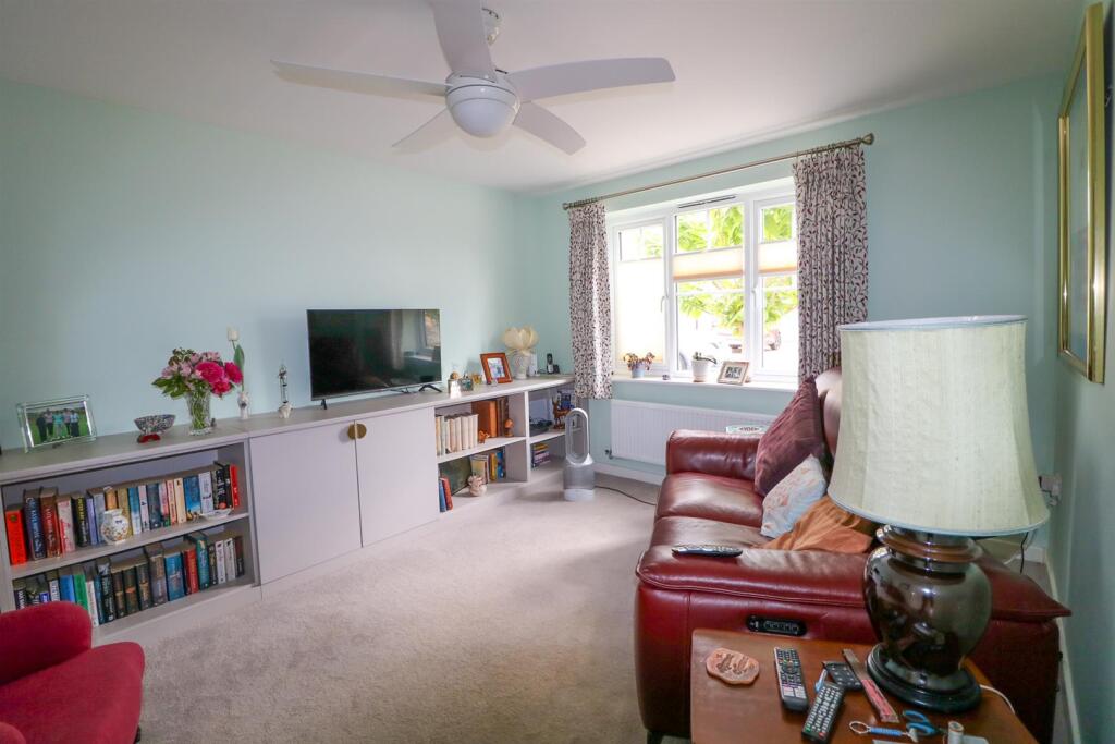Hodgson Avenue, Leiston photo 4