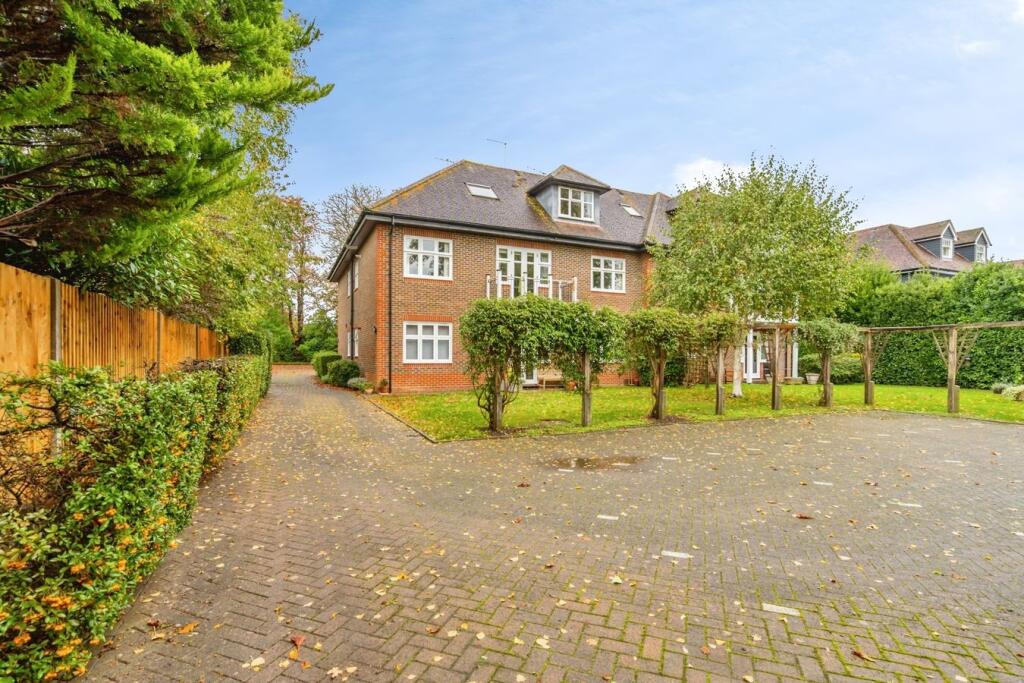 3-bed flat on Chestnut Avenue, Chichester, PO19, £475,000