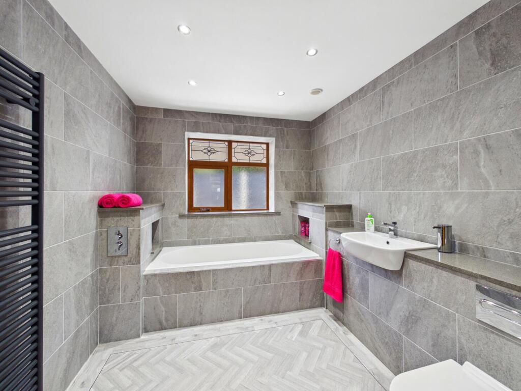 House in Wakefield, Ferrybridge - More