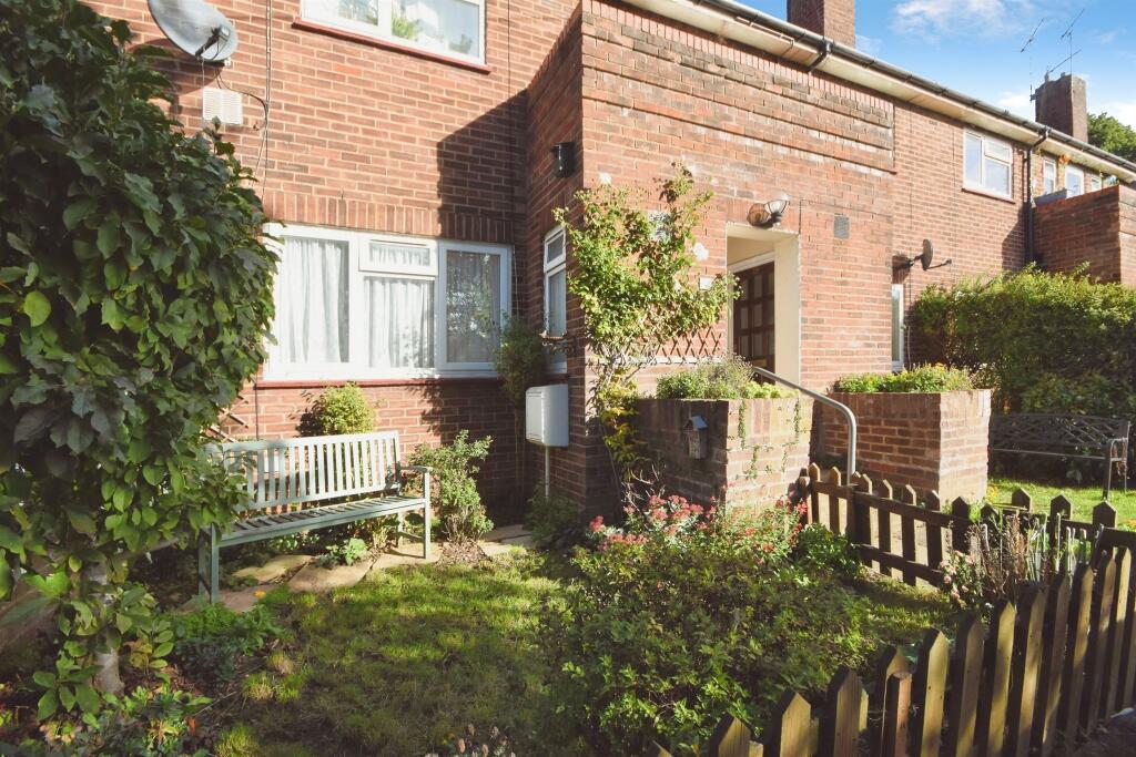 Hampden Crescent, Warley, BRENTWOOD photo 3