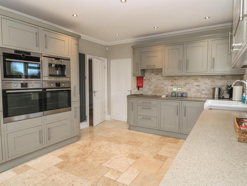 House in Milbourne, Burton Hill, St. Paul Malmesbury Without - View 4