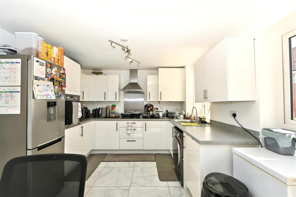 Daytona Close, Eastbourne photo 3