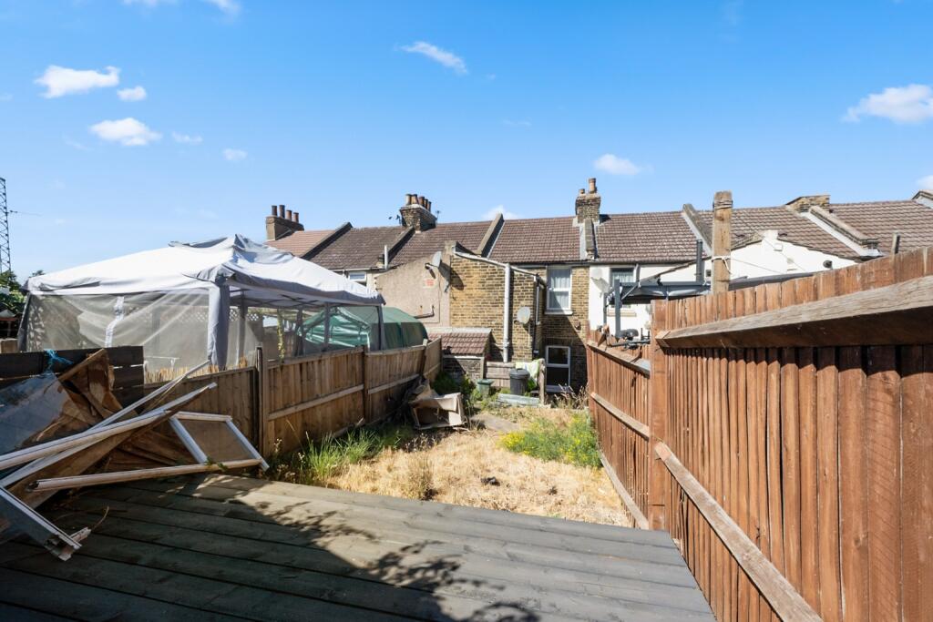House in Gravesham, Rosherville, Perry Street - View 4