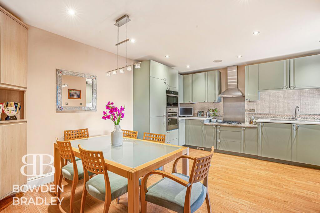 Apartment in Ilford - View 5